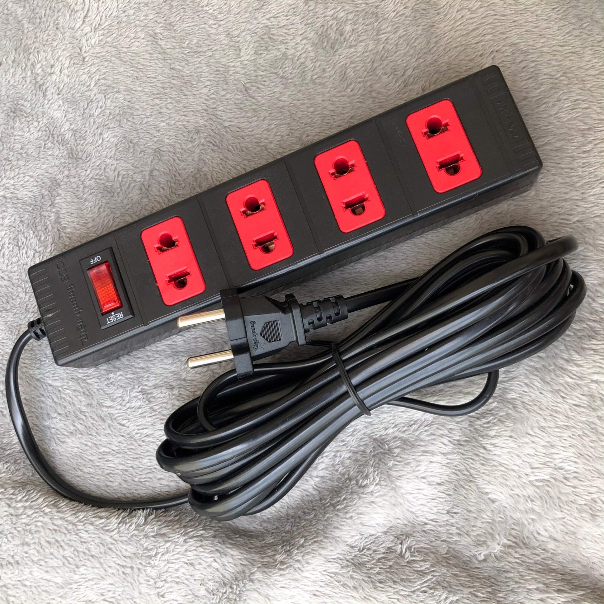 Ổ cắm Điện Quang ECO ESK 42 ECO B (4 lỗ 2 chấu) 4 Ổ cắm Điện Quang ECO ESK 32 ECO RB (3 lỗ 2 chấu) (Sao chép)